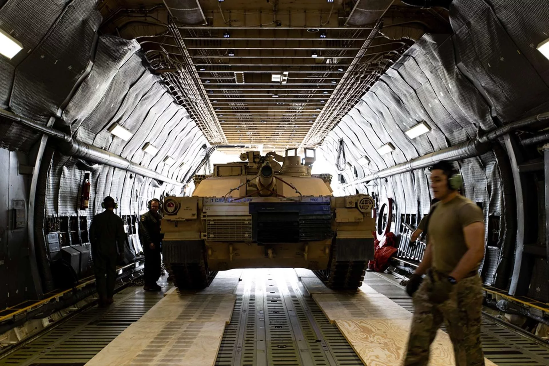 Основним озброєнням M1A2 SEP v3 є 120-міліметрова гладкоствольна гармата, здатна використовувати сучасні боєприпаси, тоді як покращені системи, такі як Improved Forward-Looking Infrared і Ammunition DataLink, підтримують операційну універсальність. (Джерело зображення: Міністерство оборони США)
