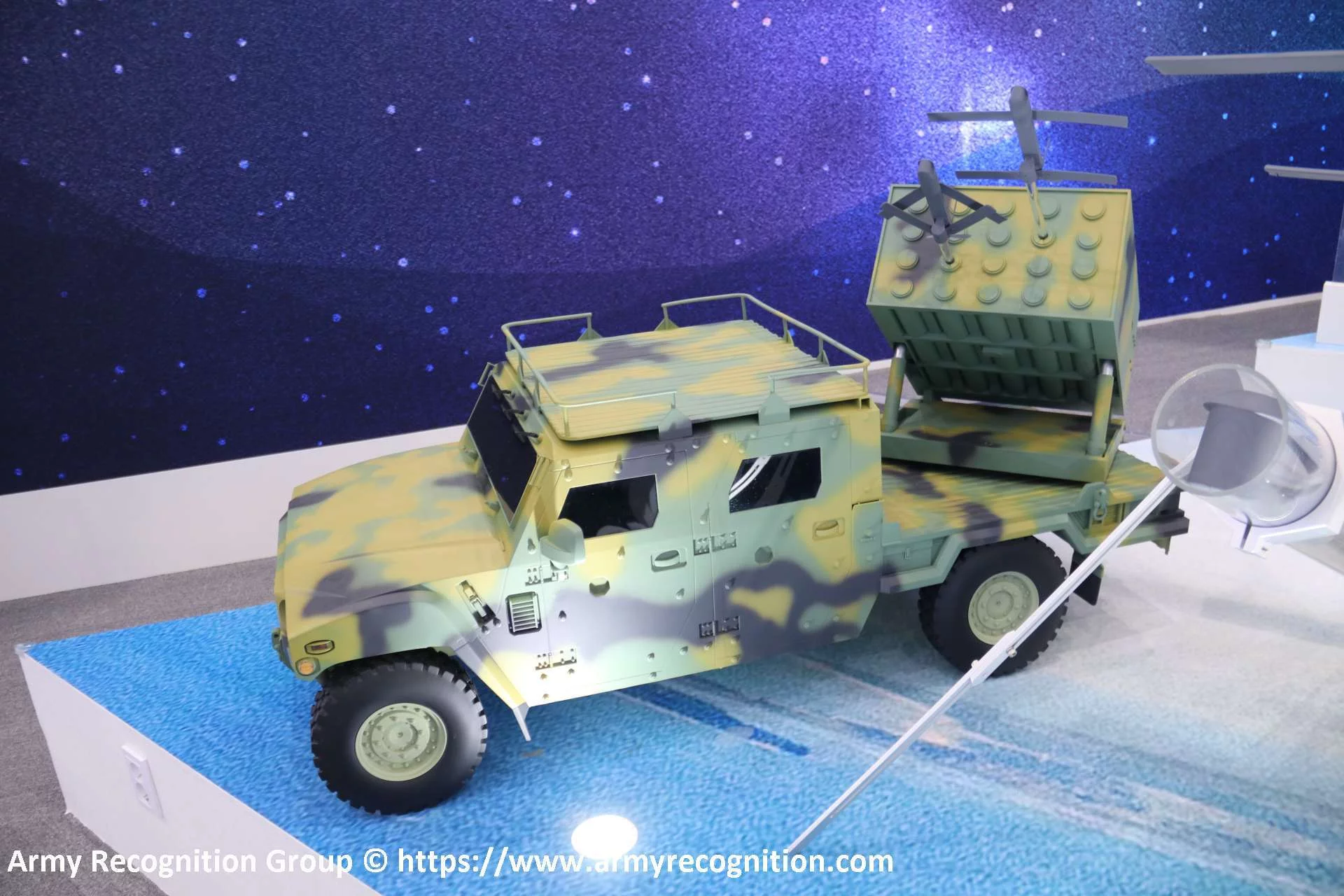 Цей новий транспортний засіб-носій безпілотника поєднує в собі Kia K151 Raycolt із компактним і багатоцільовим модульним БПЛА (CMMAV) KAI і має можливість запускати до 20 безпілотників. (Джерело зображення: Army Recognition)