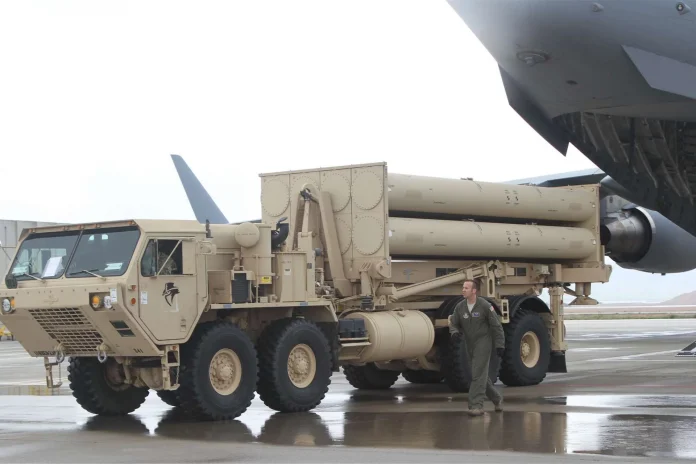 Пілот ВПС США розвантажує американську систему протиповітряної оборони THAAD з C-17 Globemaster III на авіабазі Неватім, Ізраїль, 1 березня 2019 р. (Джерело зображення: Міністерство оборони США)