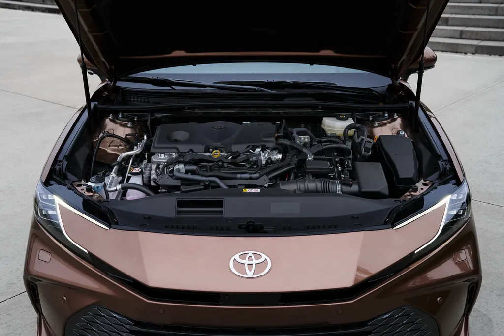 Toyota Camry та Land Cruiser Prado офіційно презентовано в Україні: характеристики та ціна