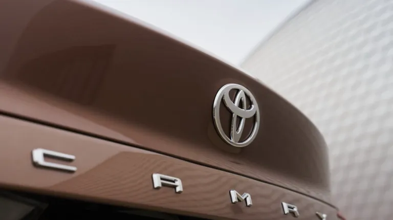 Toyota Camry та Land Cruiser Prado офіційно презентовано в Україні: характеристики та ціна