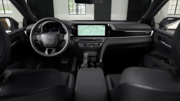 Toyota Camry та Land Cruiser Prado офіційно презентовано в Україні: характеристики та ціна