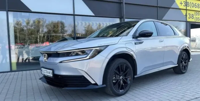 В Україну завезли новітній е-кросовер Honda e:NP2