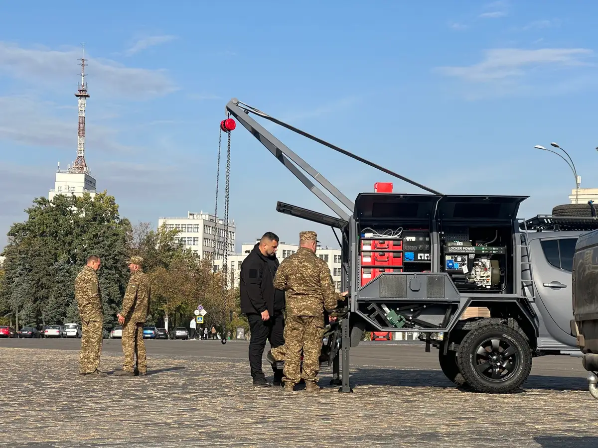Пікап Mitsubishi L200 переробили на майстерню і передали бійцям НГУ