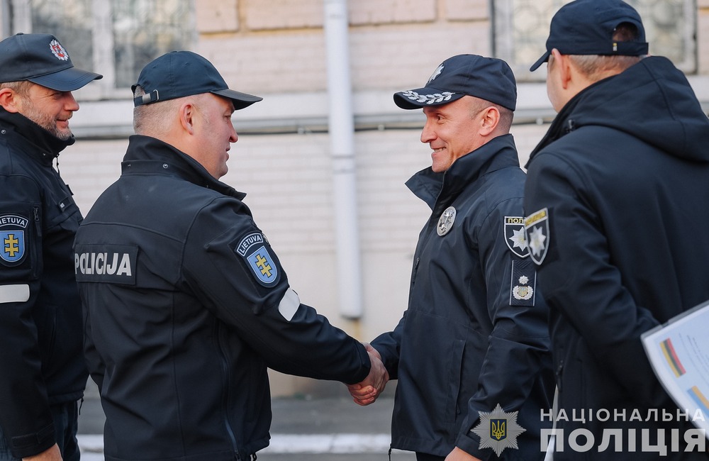 Поліція Литви передала українським копам спеціальні автобуси