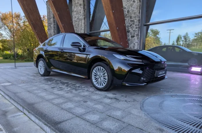 Toyota Camry та Land Cruiser Prado офіційно презентовано в Україні: характеристики та ціна