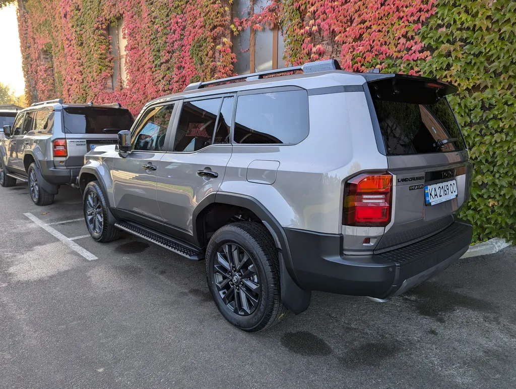 Toyota Camry та Land Cruiser Prado офіційно презентовано в Україні: характеристики та ціна