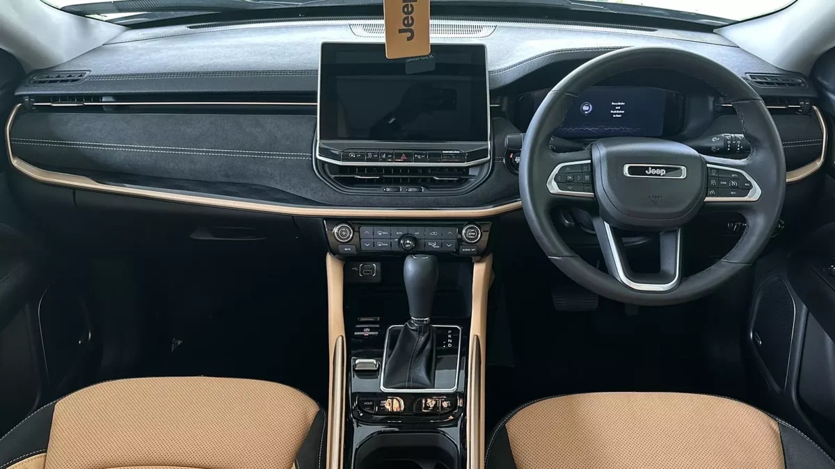 Салон кросовера Jeep Meridian