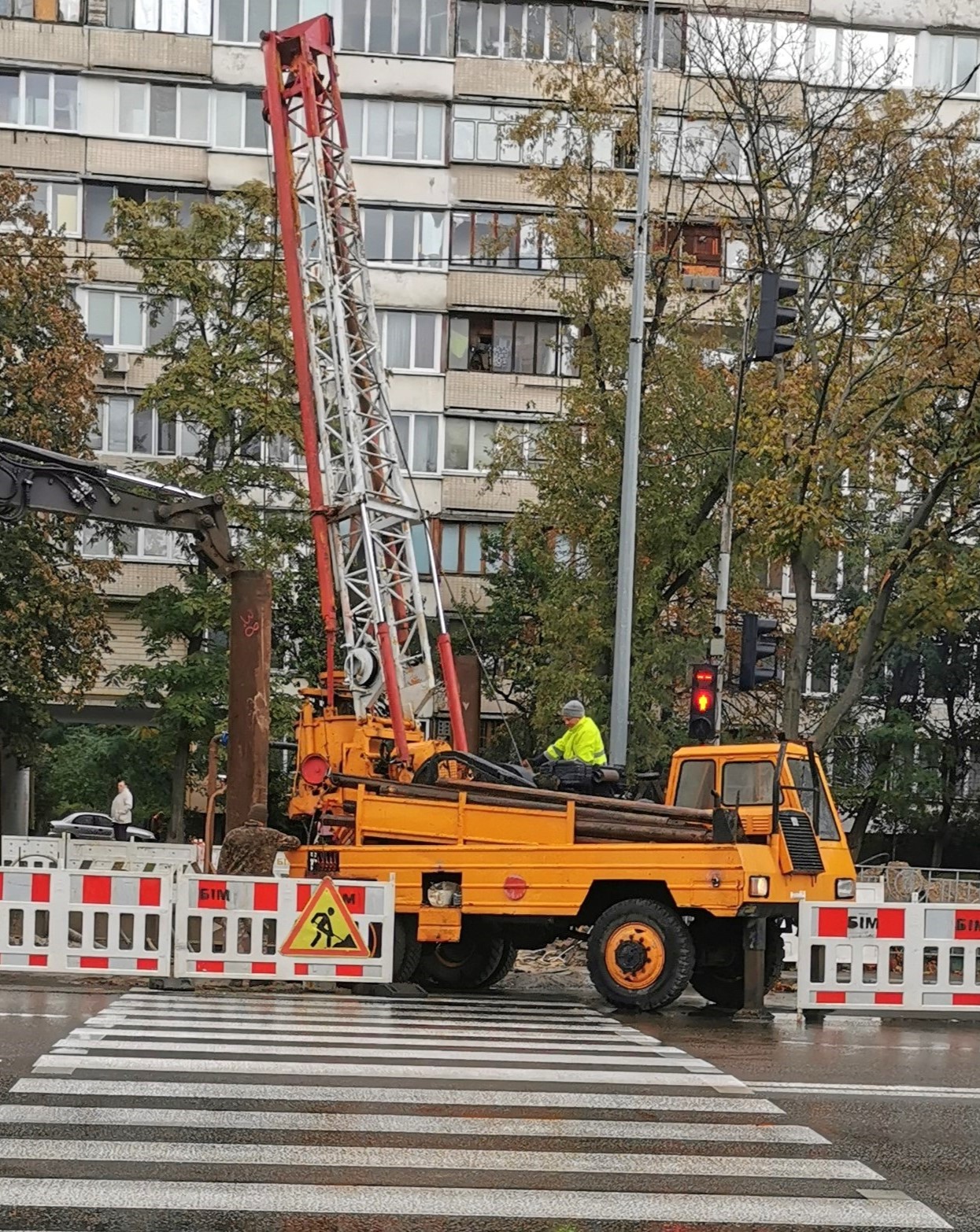 У Києві помічено рідкісну бурильну установку італійського виробництва