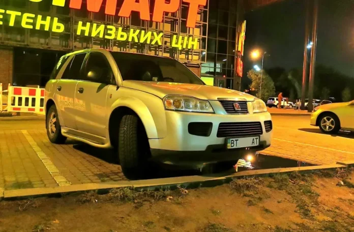 У Києві помітили кросовер із пластиковим кузовом від розореного американського бренду