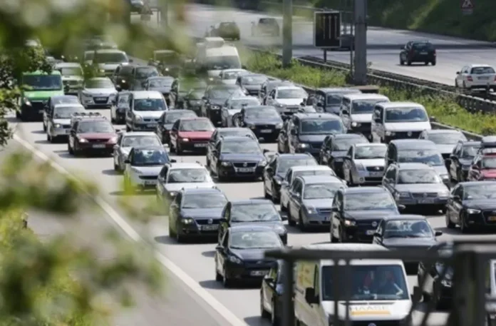 Українським водіям нагадали про швидкий перехід на зимовий режим ПДР