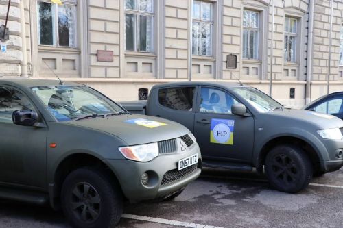 Британські фермери передали захисникам України майже чотири десятки позашляховиків і пікапів
