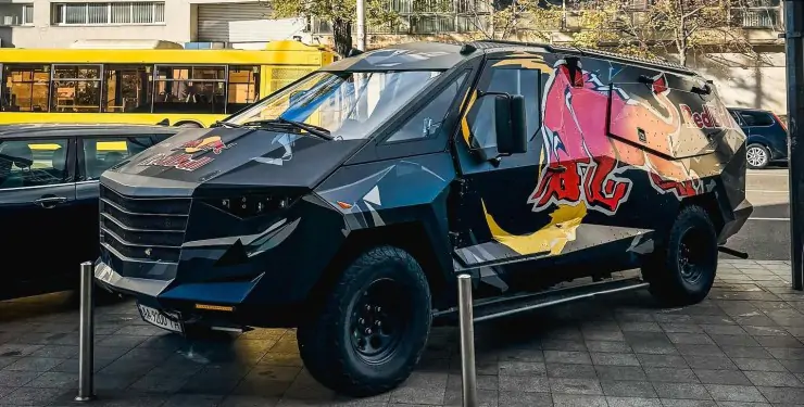 Автомобіль для презентацій напоїв Red Bull помічено в Києві