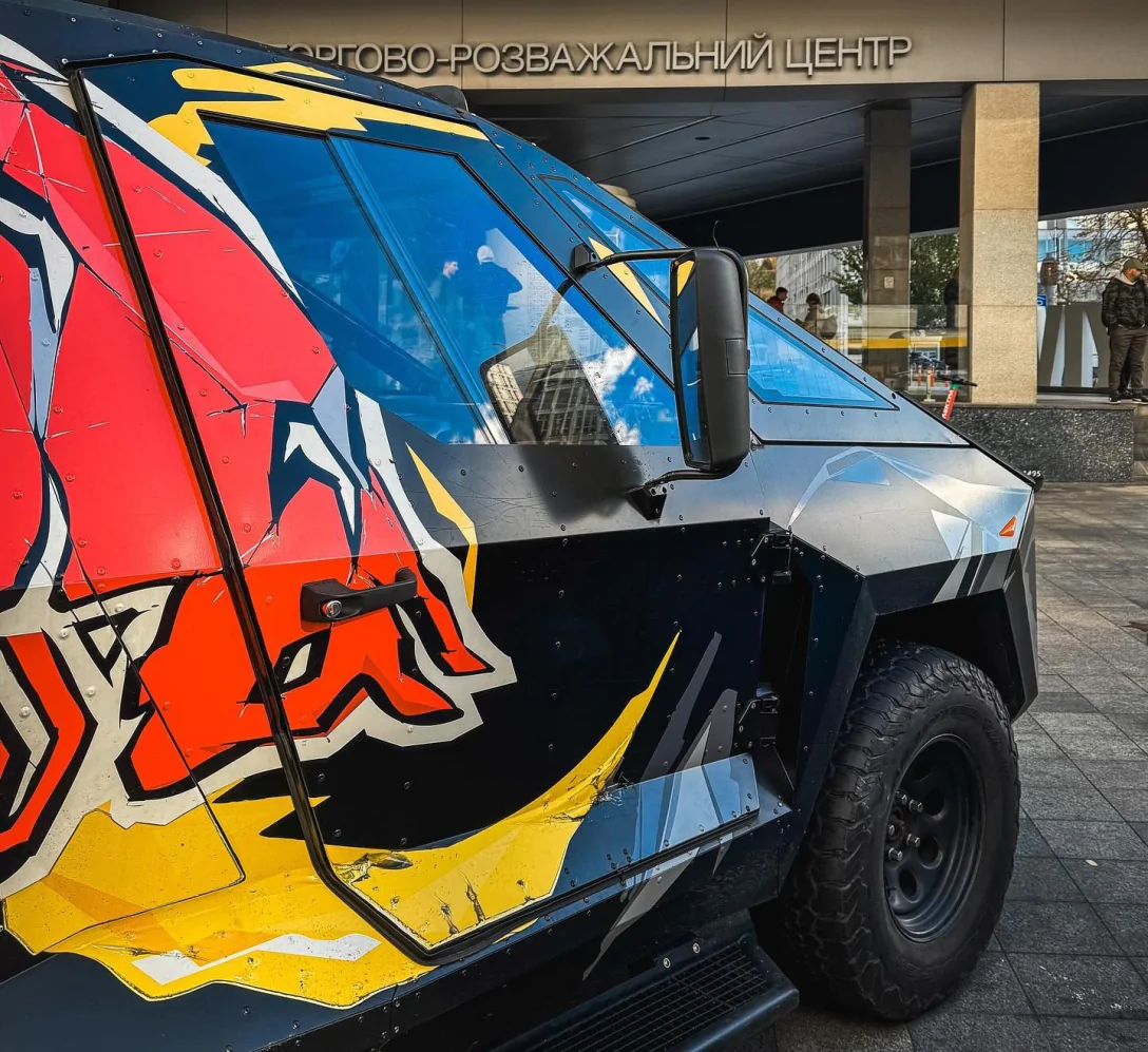 Автомобіль для презентацій напоїв Red Bull помічено в Києві