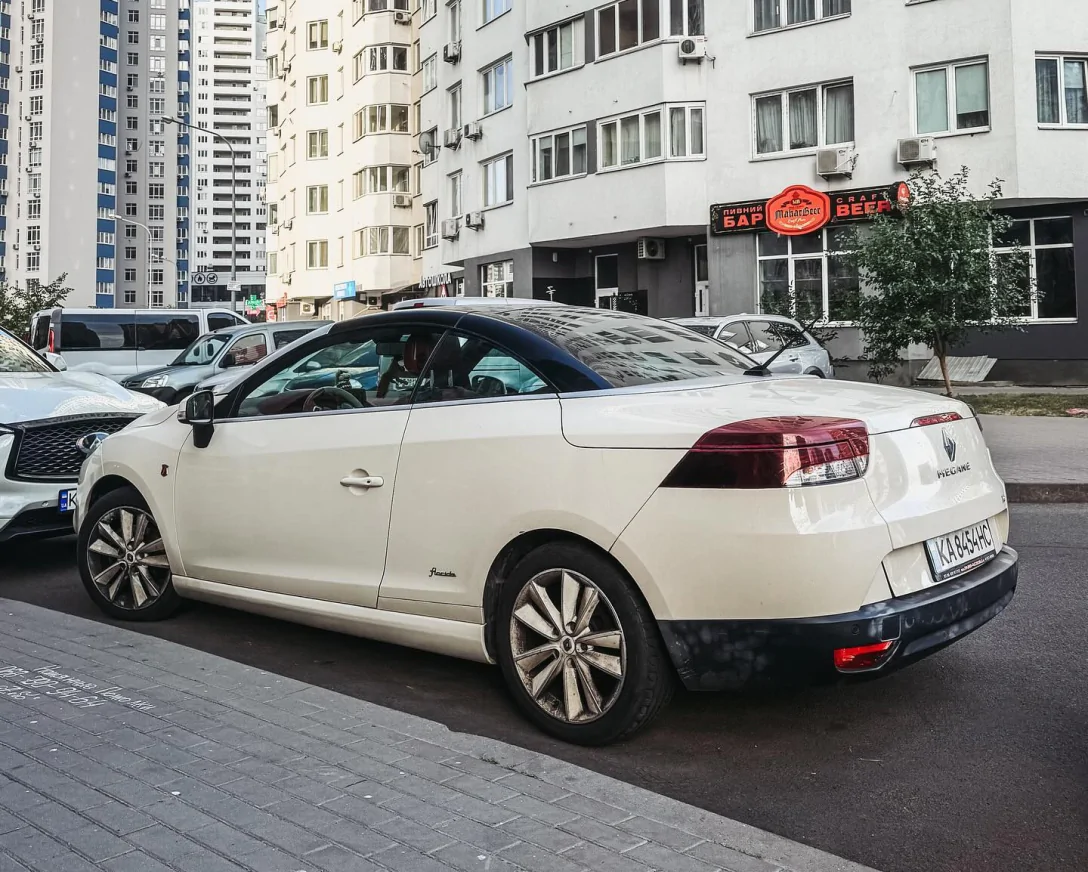 Рідкісний кабріолет Renault, випущений вкрай незначним тиражем, помічено в Києві