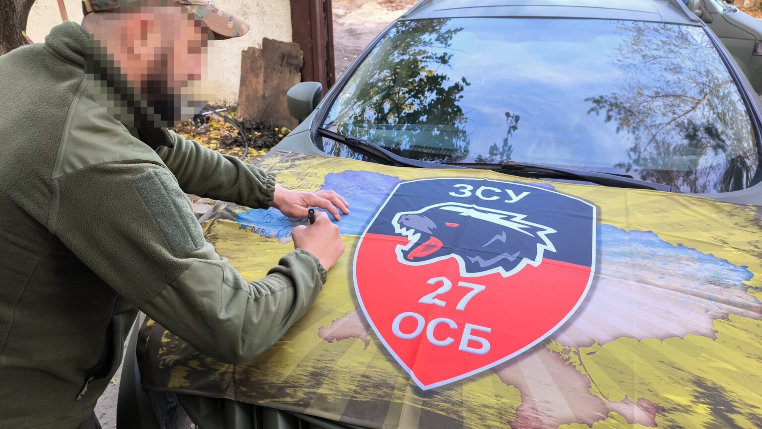 Пенсіонери з Ірпеня безоплатно передали ЗСУ свій особистий позашляховик