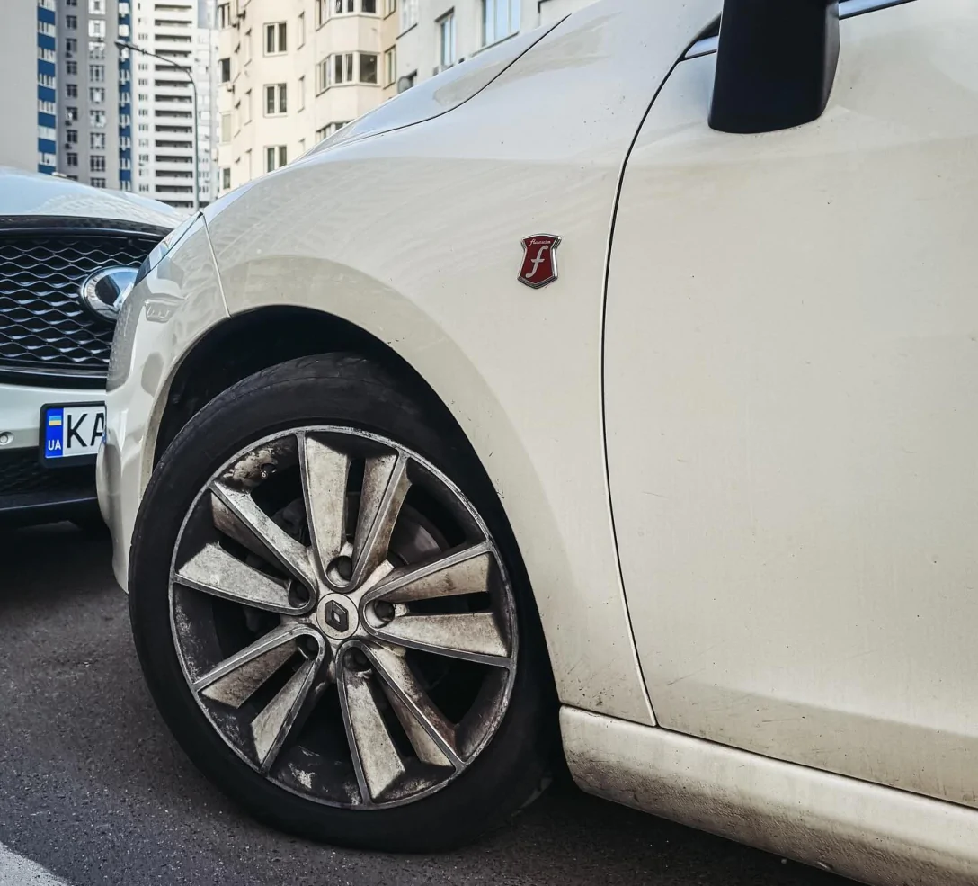 Рідкісний кабріолет Renault, випущений вкрай незначним тиражем, помічено в Києві
