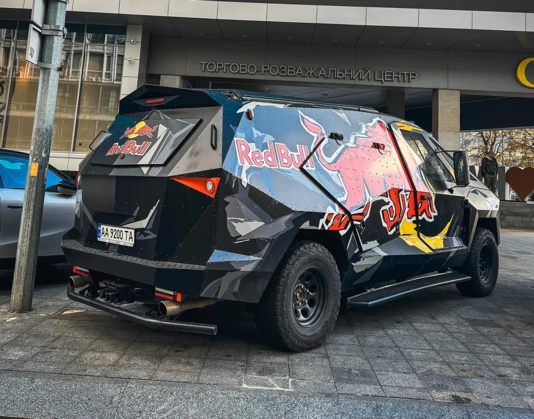 Автомобіль для презентацій напоїв Red Bull помічено в Києві
