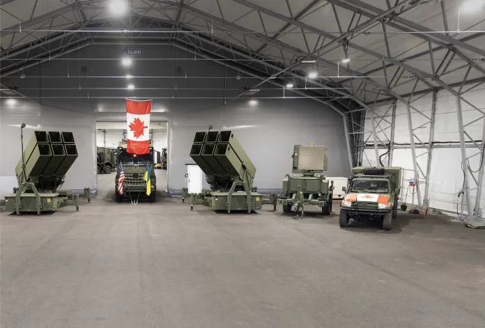 Надана Канадою система протиповітряної оборони NASAMS, яка зараз працює в Україні, покращує здатність країни перехоплювати повітряні загрози, такі як безпілотники, ракети та літаки, забезпечуючи важливий захист цивільної та військової інфраструктури. (Джерело фото: Міністерство оборони Канади)
