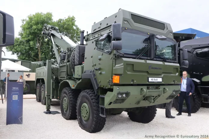 Важка евакуаційна машина HX 8x8 оснащена шпильною лебідкою з тяговим зусиллям 250 кН, подовжувачем стріли 10 метрів, здатним підняти 13 тонн, і підйомником з гаком вантажопідйомністю 15 тонн. (Джерело зображення: Army Recognition)