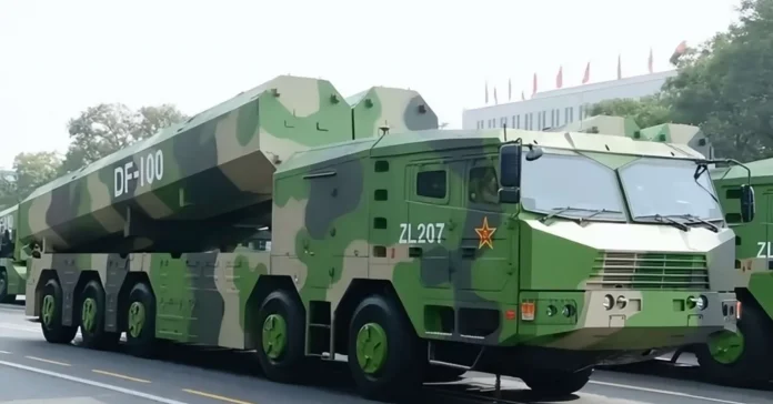 Заявлений радіус дії DF-100 простягається через західну частину Тихого океану, що дозволяє досягати стратегічних об’єктів, таких як військові бази США на Гуамі, роблячи їх чутливими до точних ударів. (Джерело фото: китайські соцмережі)