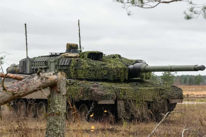 Основний бойовий танк армії Данії Leopard 2A7 маневрує на полігоні Адажі в Латвії під час навчань НАТО RESOLUTE WARRIOR 2024, демонструючи передову вогневу міць і мобільність. (Джерело фото: Міністерство оборони Канади)