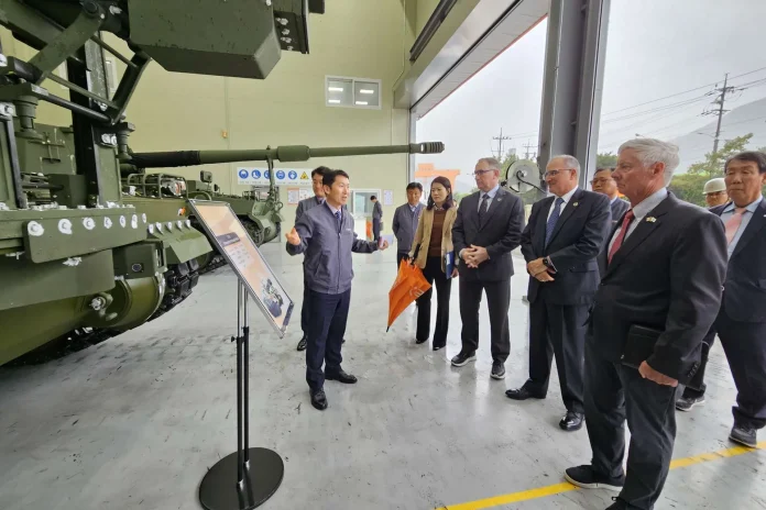 Генерал Шарп і генерал у відставці Абрамс підкреслили цінність K9 SPH і K10 ARV для оборони США, причому Абрамс відзначив роботизовану систему поповнення запасів K10 як помітну інновацію. (Джерело фото: Hanwha Aerospace)