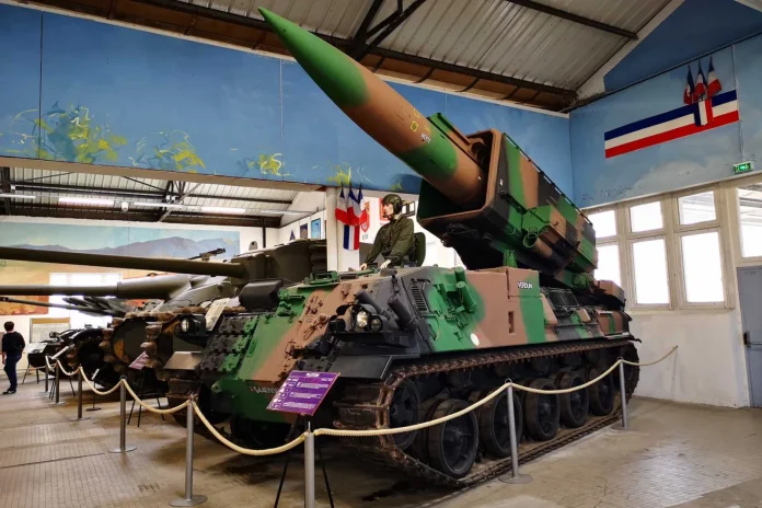 Балістична ракета наземного базування «Плутон», розроблена в 1960-х роках, служила ключовим компонентом тактичного ядерного стримування Франції під час холодної війни з дальністю від 7 до 120 км і 25-кілотонною боєголовкою. (Джерело фото: Facebook/Les Historateurs)