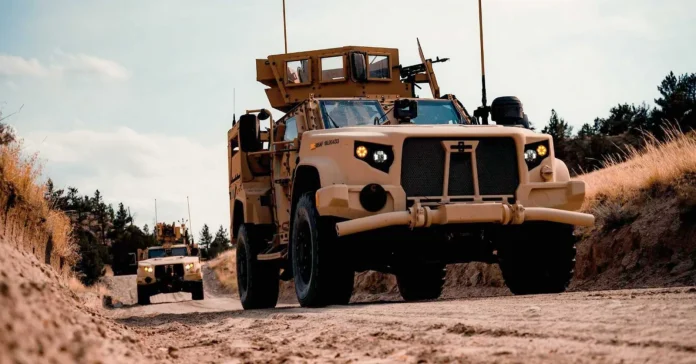 Програма JLTV була розроблена для заміни високомобільних багатоцільових колісних транспортних засобів (HMMWV або Humvee) і забезпечення покращеної живучості та мобільності. (Джерело зображення: Oshkosh Defense )