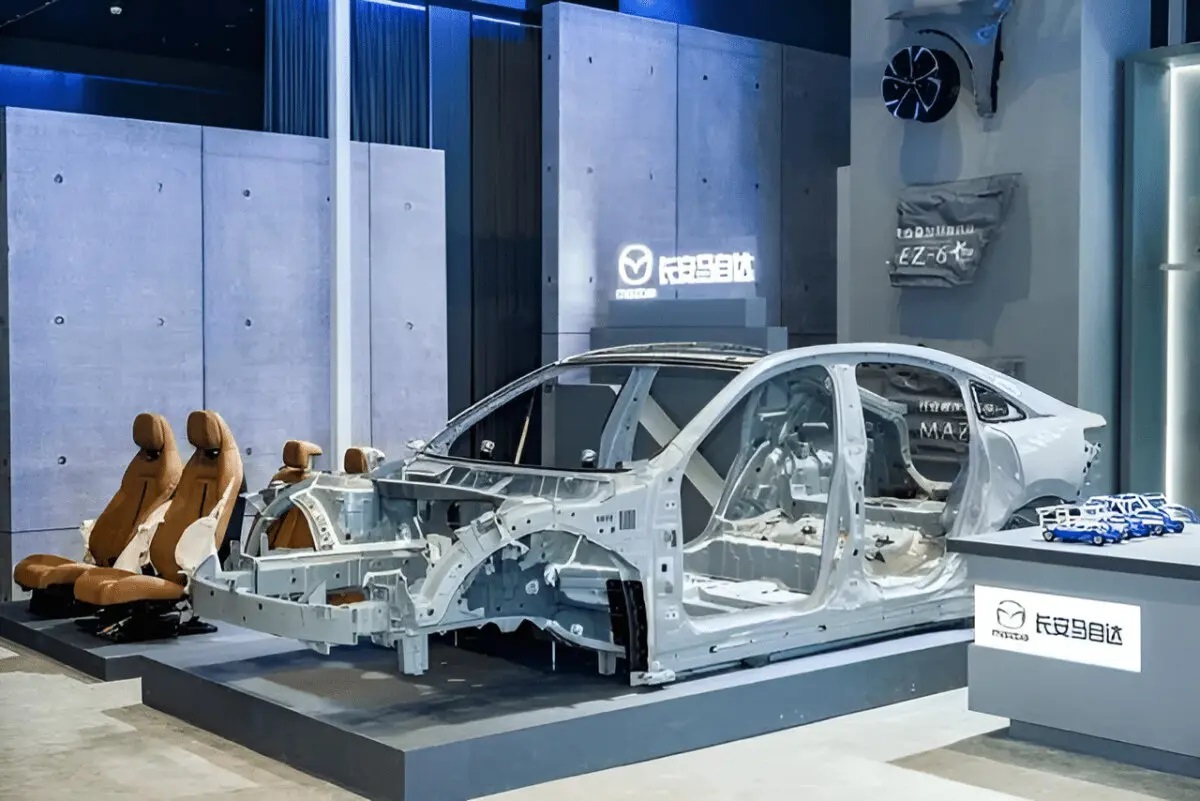Седан Mazda_EZ-