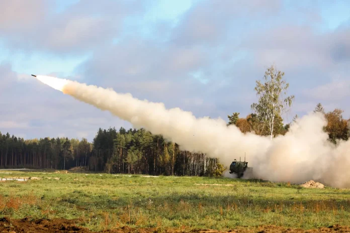 Тайвань має намір розгорнути системи HIMARS, здатні запускати ракети ATACMS із радіусом дії 300 км (Джерело зображення: Міністерство оборони США)