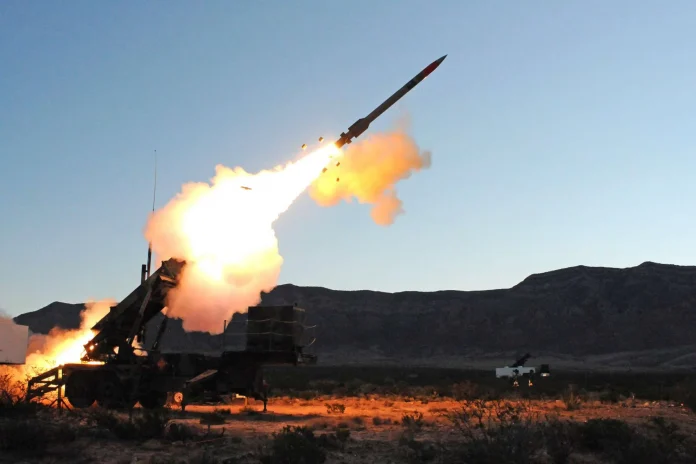 Американська ракетна система PATRIOT, одна з найдосконаліших у світі систем ППО, забезпечує потужний захист від балістичних ракет, літаків і безпілотників. (Джерело зображення: Міністерство оборони США)