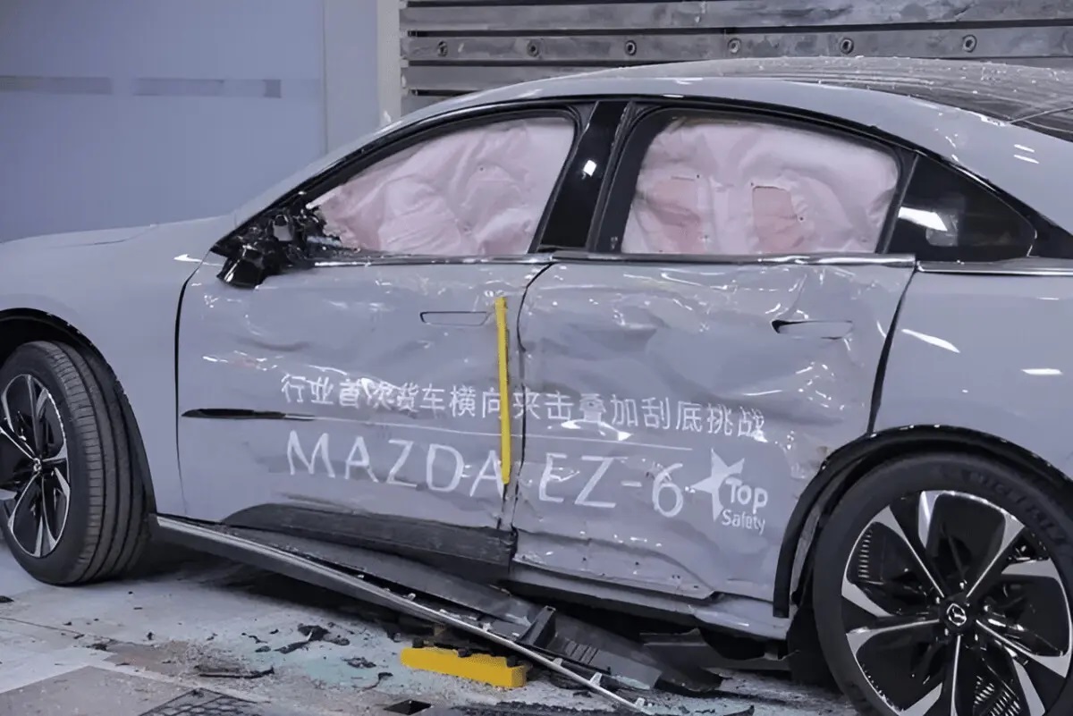 Випробування седану Mazda EZ-6