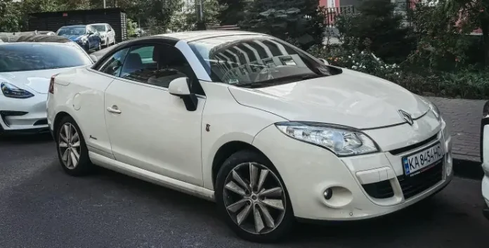 Рідкісний кабріолет Renault, випущений вкрай незначним тиражем, помічено в Києві