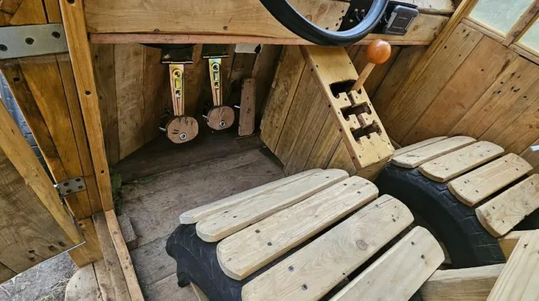 Жителі Києва створили копію ексклюзивного пікапа Brabus з підручних матеріалів