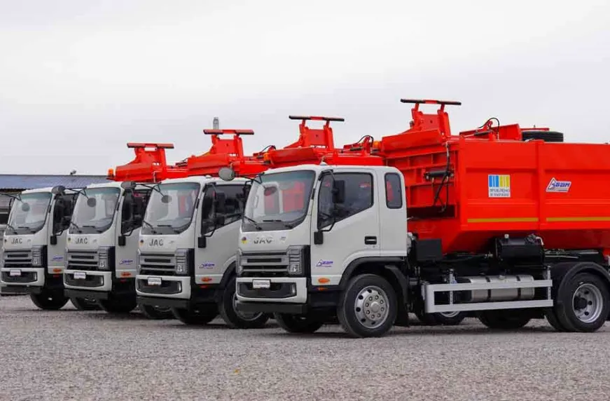 Українське підприємство виготовило партію сміттєвозів на шасі JAC N120