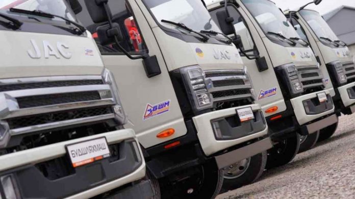 Українське підприємство виготовило партію сміттєвозів на шасі JAC N120