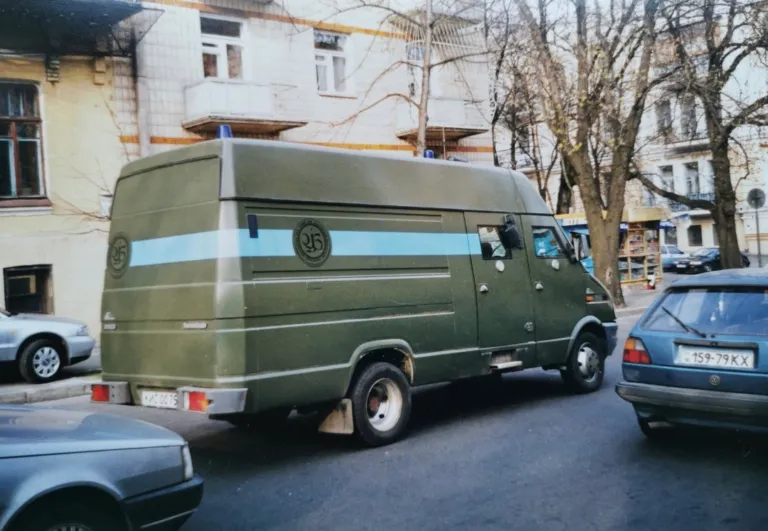 Українські інкасатори розповіли про унікальний бронеавтомобіль для перевезення цінностей, що з'явився 30 років тому