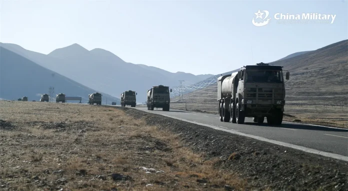 Супутникові зображення показують швидке нарощування Китаєм військової техніки