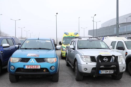 Волонтери з Литви передали Україні чергову партію позашляховиків у складі кількох десятків одиниць