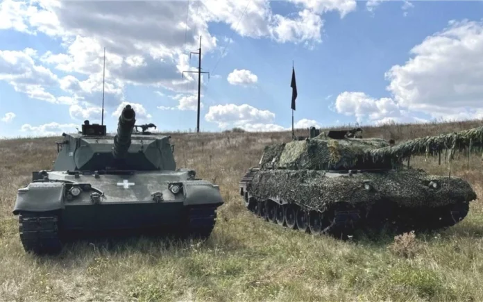 Українські військові керують основним бойовим танком Leopard 1A5DK, нещодавно переданим у рамках спільної програми військової допомоги Німеччини та Данії. (Джерело фото: МО України)