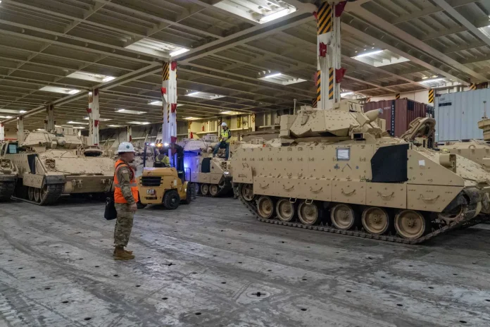 Бойові машини піхоти Bradley армії США прямують до України, зміцнюючи її обороноздатність проти російського вторгнення. (Джерело зображення: Міністерство оборони США)