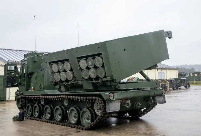 Удосконалена РСЗВ M270A2 армії США, розгорнута в Європі, демонструє підвищену мобільність, точність і вогневу міць на тлі регіональної напруженості. (Джерело зображення: Міністерство оборони США)