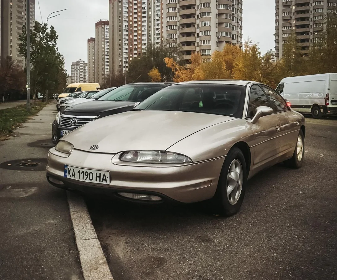 Києвом колесить символ американського автодизайну з дев'яностих 