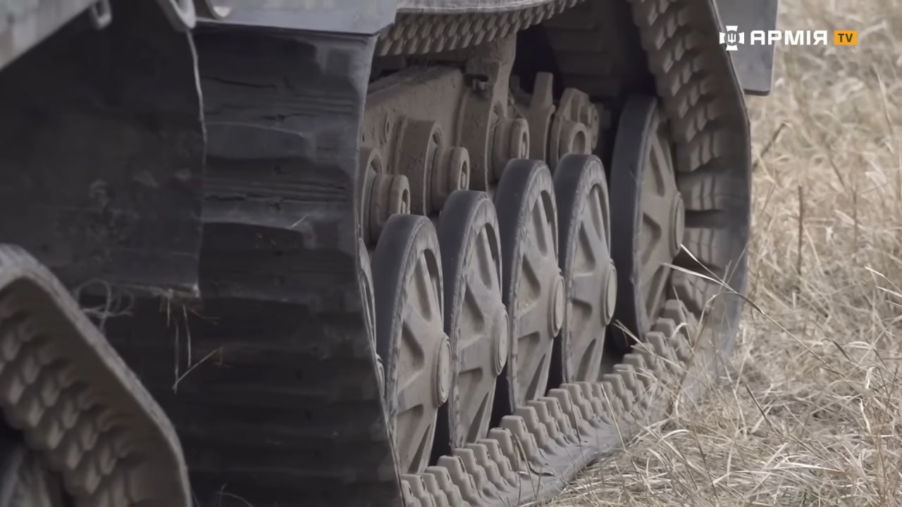 Шведський БТР-амфібія BvS10 на озброєнні 38 обрмп