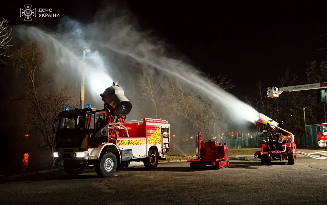 У Києві іноземцям показали можливості унікального пожежного авто