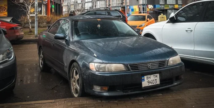 Культовий седан із дев'яностих Toyota Mark II сфотографували в Києві