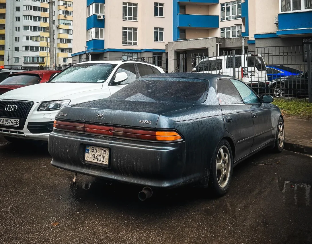 Культовий седан із дев'яностих Toyota Mark II сфотографували в Києві