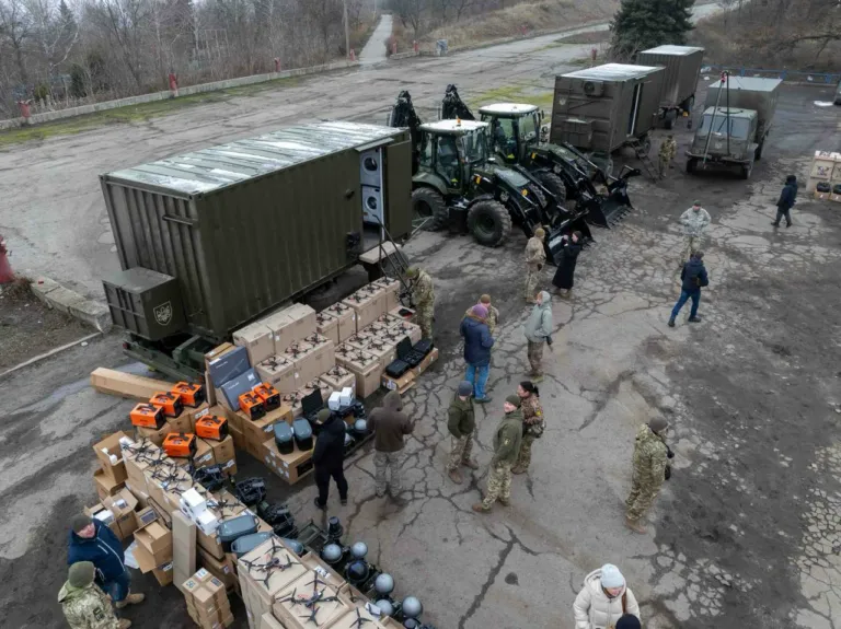 ЗСУ отримали першу у 2025 році партію озброєння та обладнання від двох благодійних фондів 