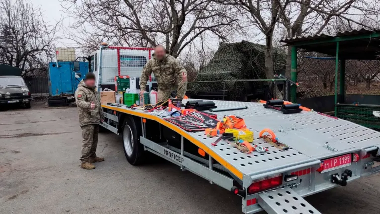 Військова частина на Дніпропетровщині отримала спецевакуатор українського виробництва на шасі JAC N120